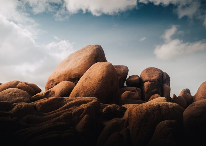 Skalowanie i digitalizacja biznesu 2 a group of rocks sitting on top of a beach